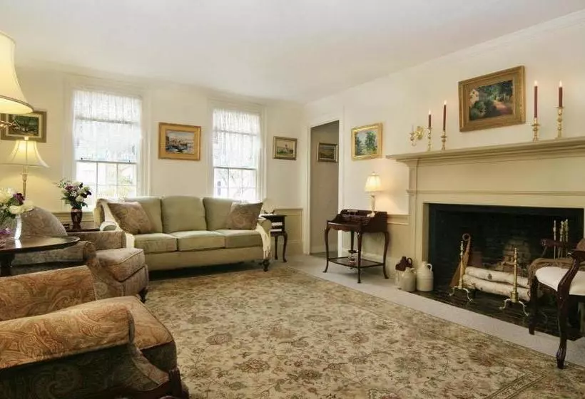 فندق Seven South Street Inn B & B