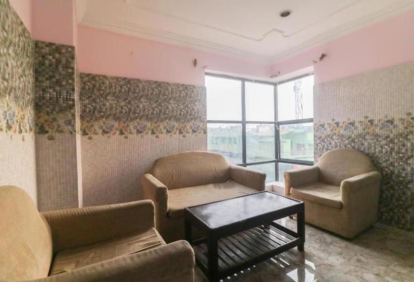 Hotell Spot On 66300  Maitry