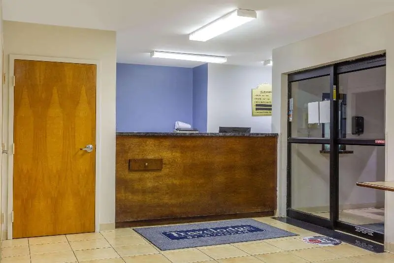 Hotelli Brentwood Inn & Suites