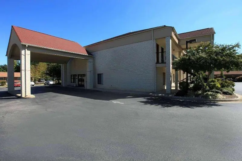 Hotelli Brentwood Inn & Suites