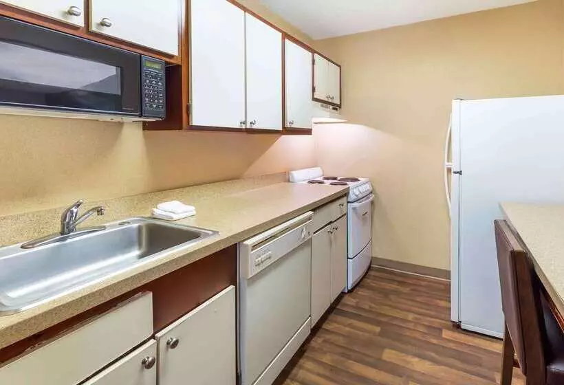 בית מלון כפרי Extended Stay America Select Suites Raleigh Cary Regency Parkway South