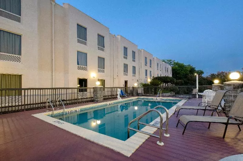 هتل Red Roof Inn Pensacola Fairgrounds