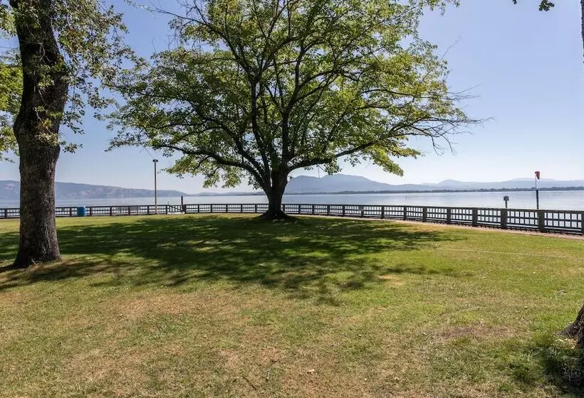 ホテル Skylark Shores Resort