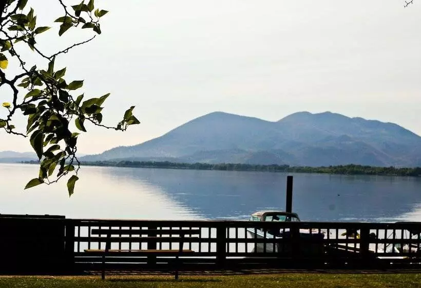 ホテル Skylark Shores Resort