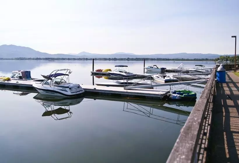 ホテル Skylark Shores Resort