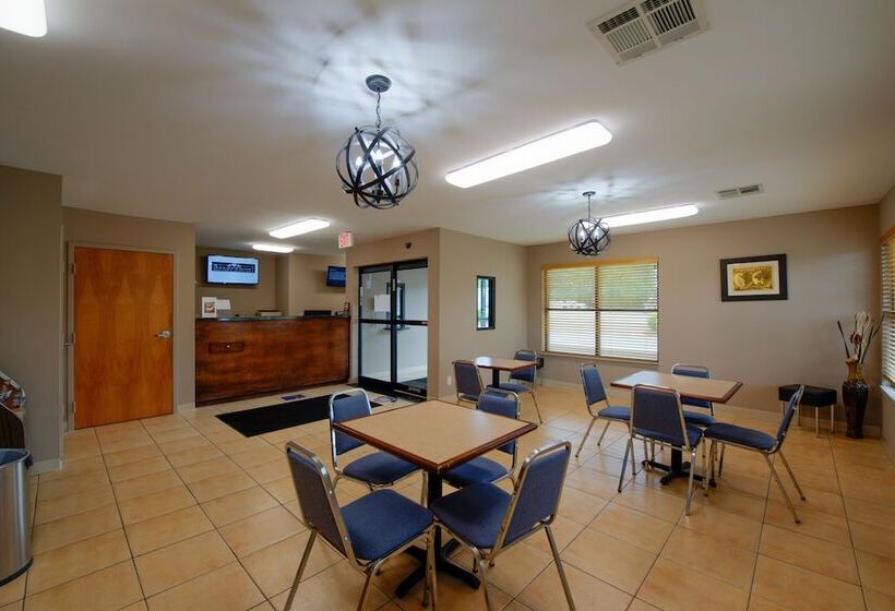 Hotel Brentwood Inn & Suites