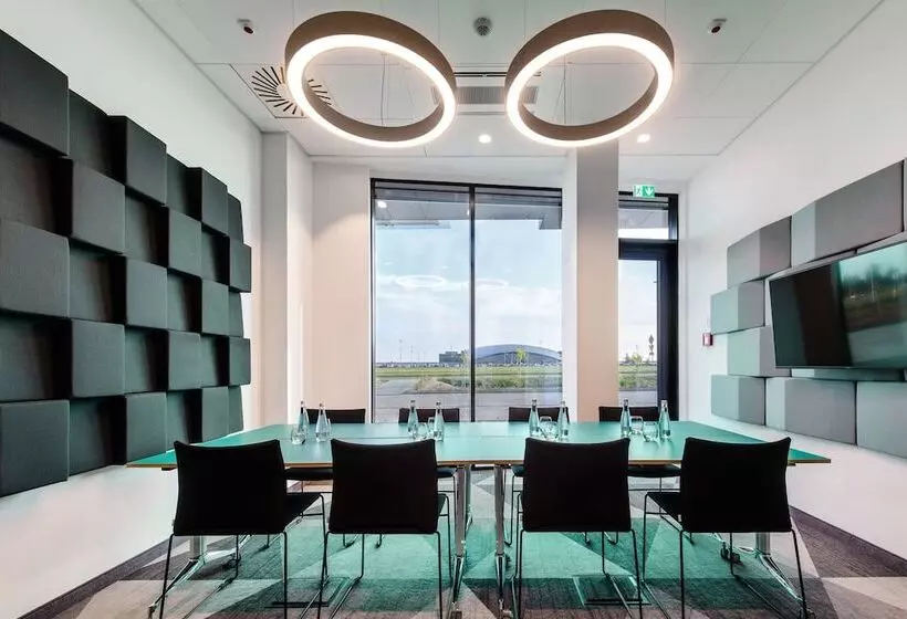 هتل Holiday Inn Express   Rzeszow Airport, An Ihg