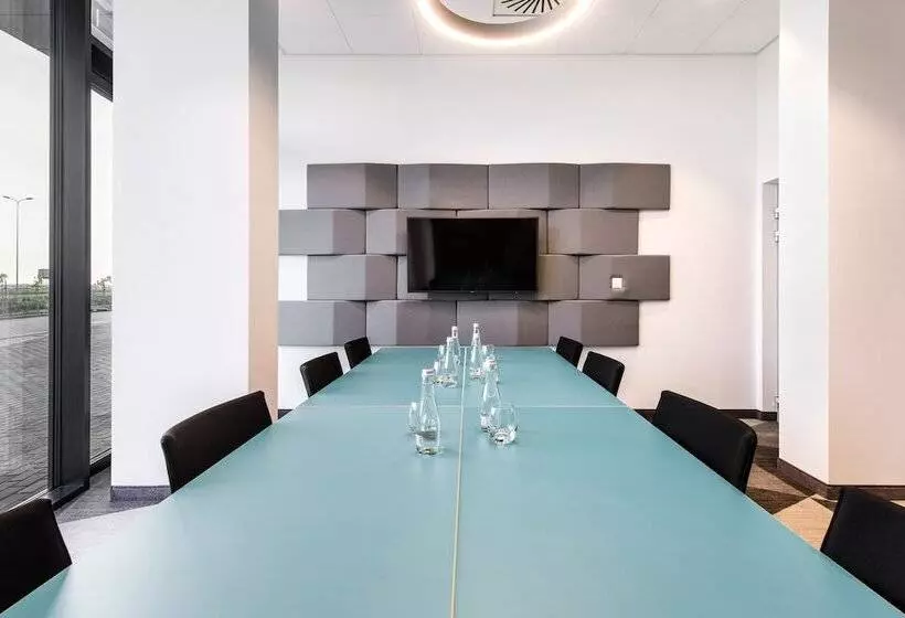 هتل Holiday Inn Express   Rzeszow Airport, An Ihg