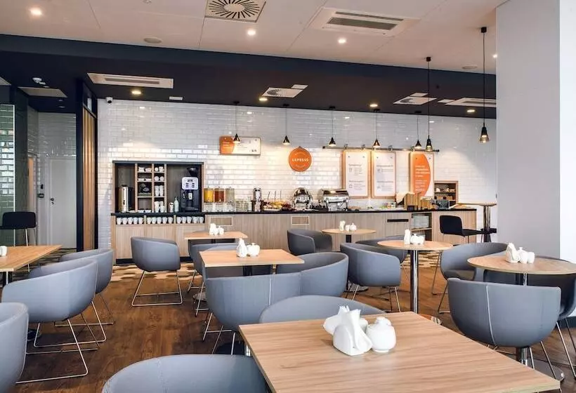 هتل Holiday Inn Express   Rzeszow Airport, An Ihg