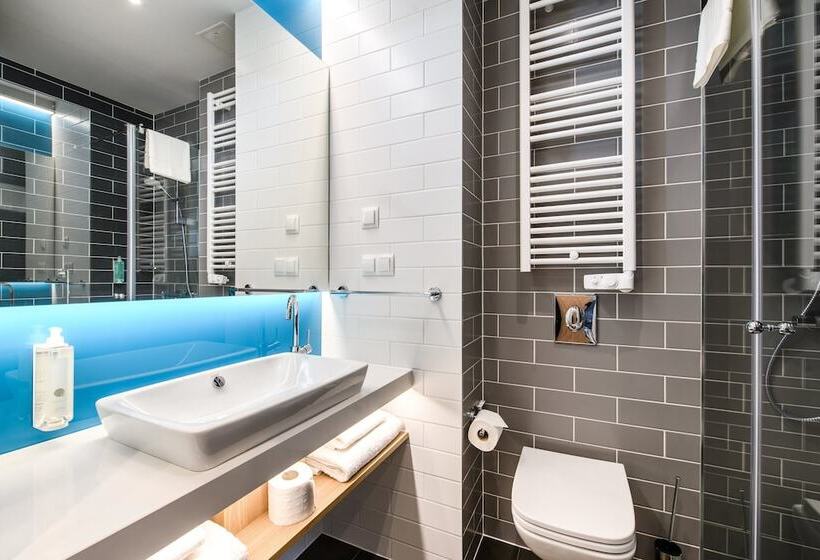 فندق Holiday Inn Express   Rzeszow Airport, An Ihg