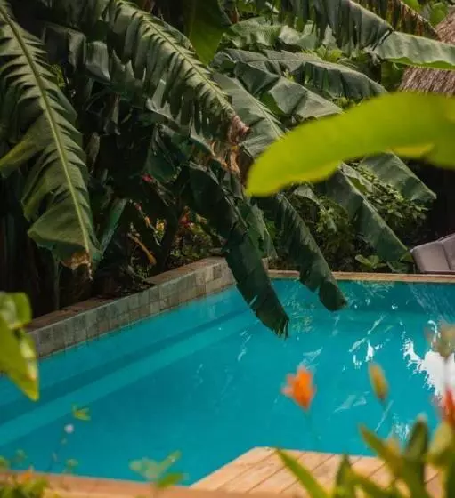 هتل Manurii Garden