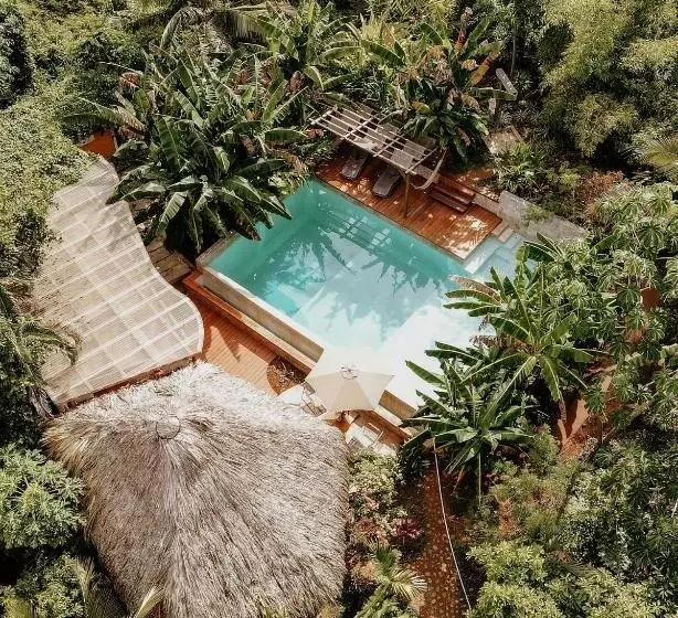 هتل Manurii Garden