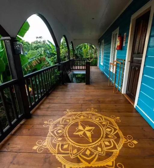 هتل Manurii Garden