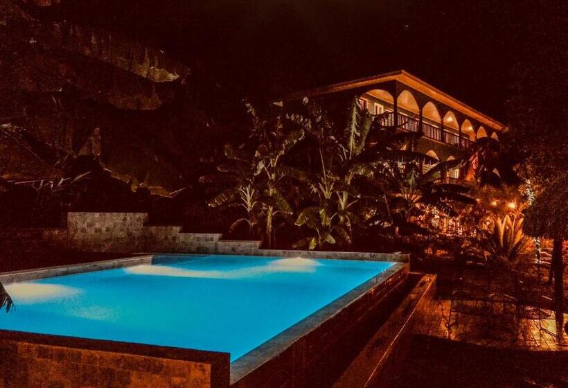 هتل Manurii Garden