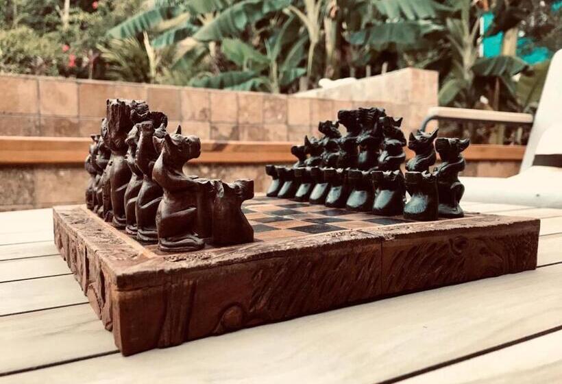 هتل Manurii Garden