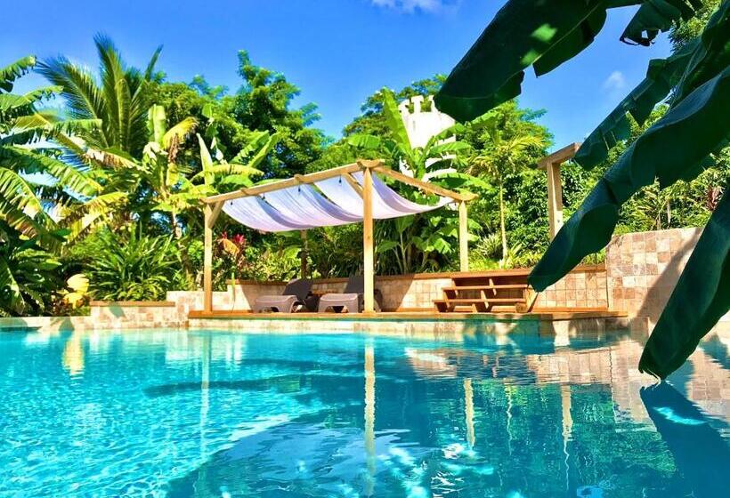 هتل Manurii Garden