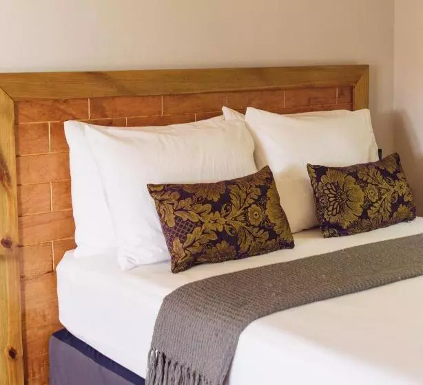 هتل Manurii Garden