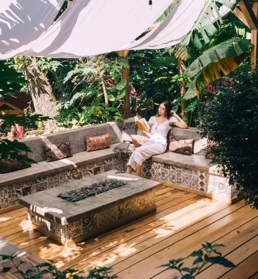 هتل Manurii Garden