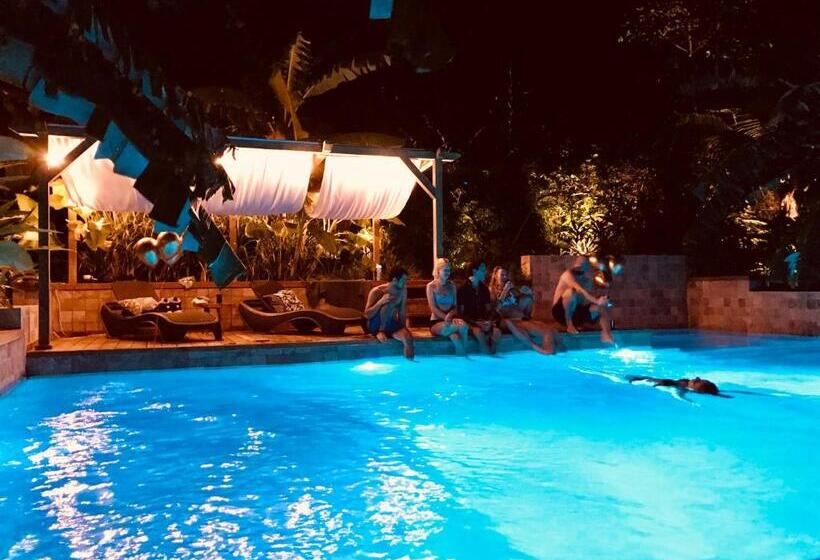 هتل Manurii Garden