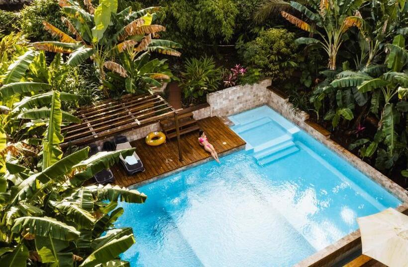 هتل Manurii Garden