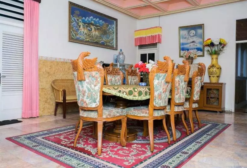 هتل Oyo 2888 Nayni Kost