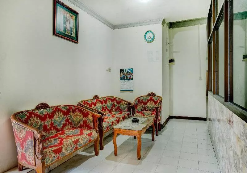 Hotelli Oyo 2972 Wisma Sartika