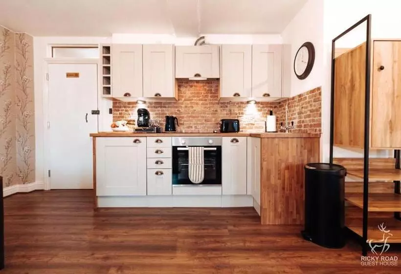 ベッドアンドブレックファースト Ricky Road Guest House   Wizard Studio Room Available To Book Now