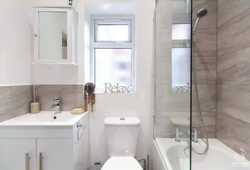 ベッドアンドブレックファースト Ricky Road Guest House   Wizard Studio Room Available To Book Now