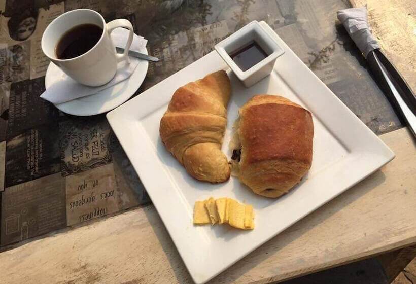 Isla Encantada Hostel