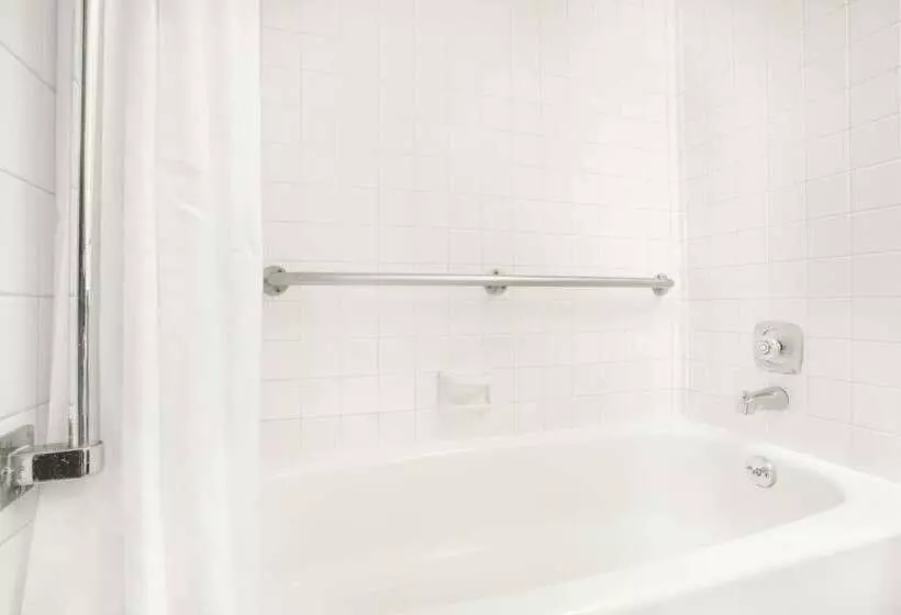 هتل Super 8 By Wyndham Riverton