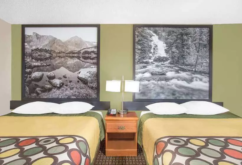 هتل Super 8 By Wyndham Riverton