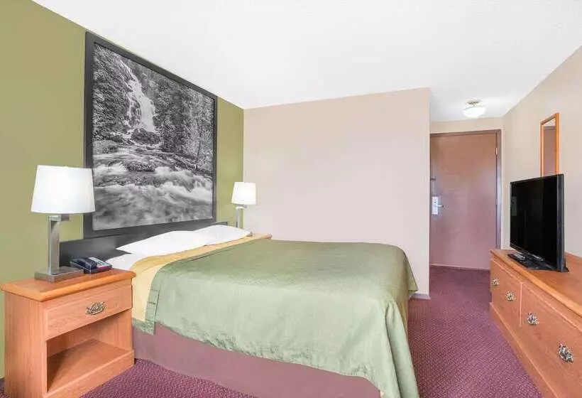 هتل Super 8 By Wyndham Riverton