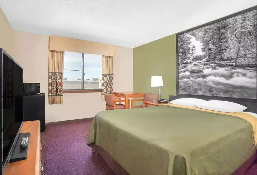 هتل Super 8 By Wyndham Riverton