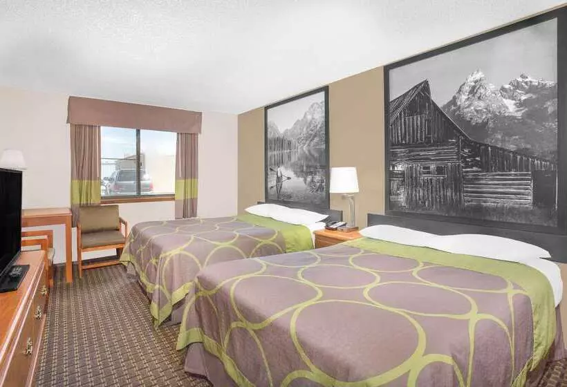 هتل Super 8 By Wyndham Riverton