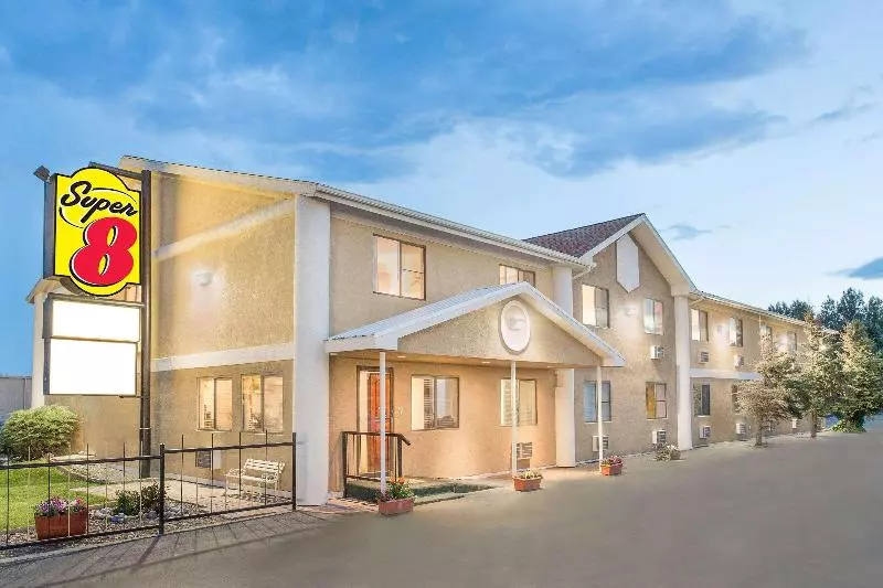 هتل Super 8 By Wyndham Riverton