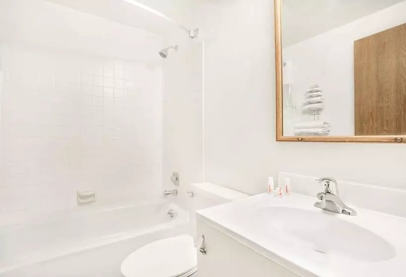 هتل Super 8 By Wyndham Riverton