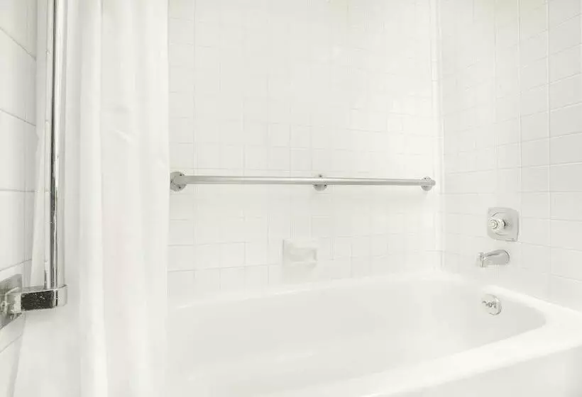 هتل Super 8 By Wyndham Riverton