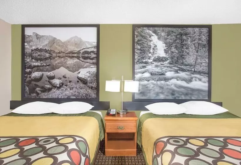 هتل Super 8 By Wyndham Riverton