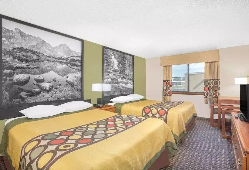 هتل Super 8 By Wyndham Riverton