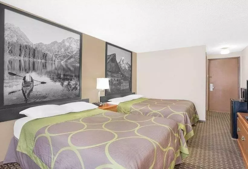 هتل Super 8 By Wyndham Riverton