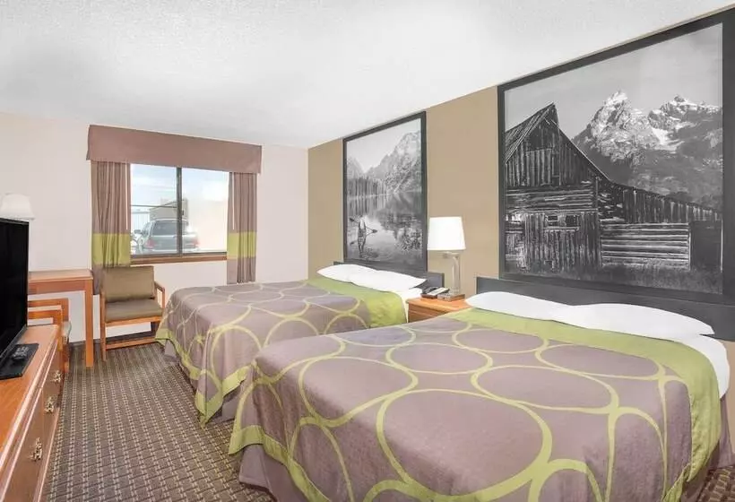 هتل Super 8 By Wyndham Riverton