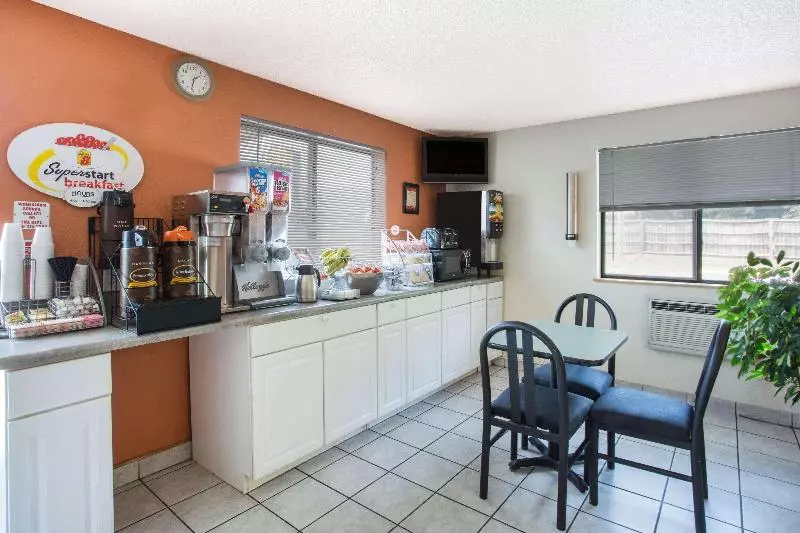 هتل Super 8 By Wyndham Salem Va