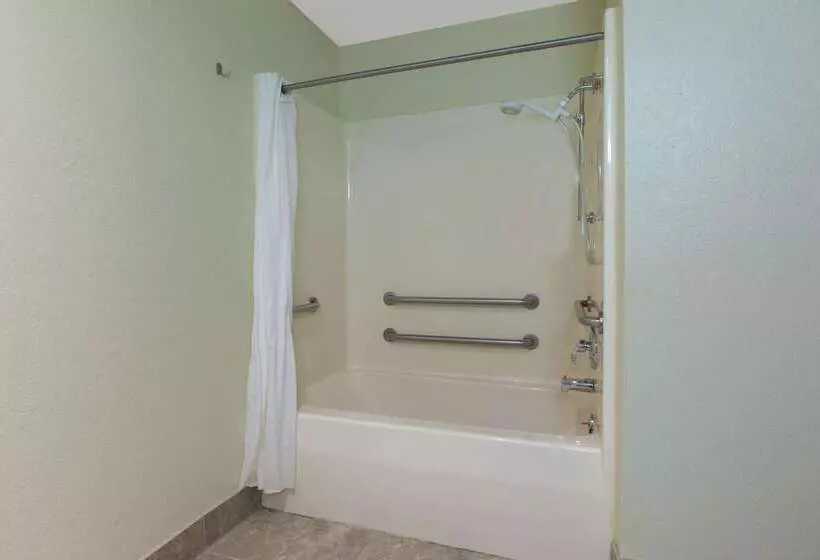 فندق على الطريق Americinn By Wyndham Petoskey