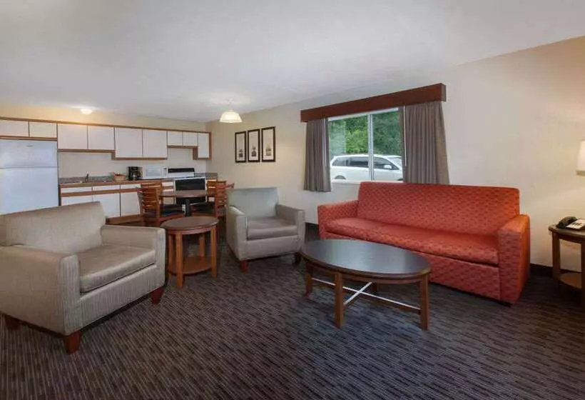 فندق على الطريق Americinn By Wyndham Petoskey