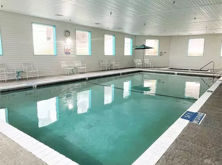 فندق على الطريق Americinn By Wyndham Petoskey