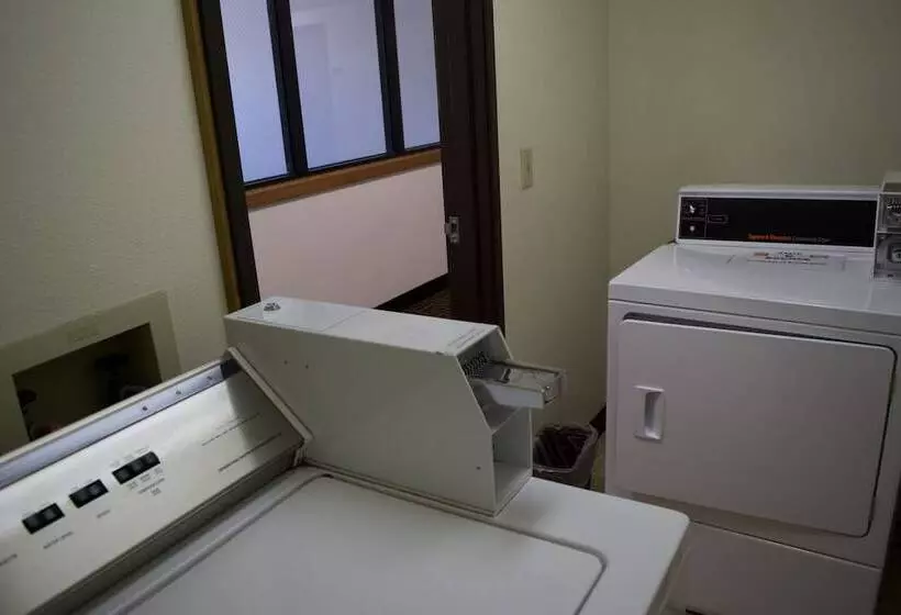 Мотель Amerivu Inn & Suites