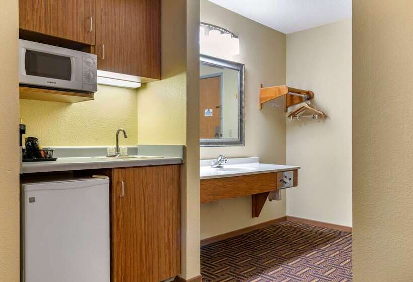 Мотель Coratel Inn & Suites By Jasper River Falls