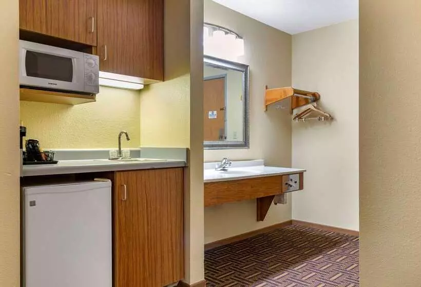 Мотель Coratel Inn & Suites By Jasper River Falls