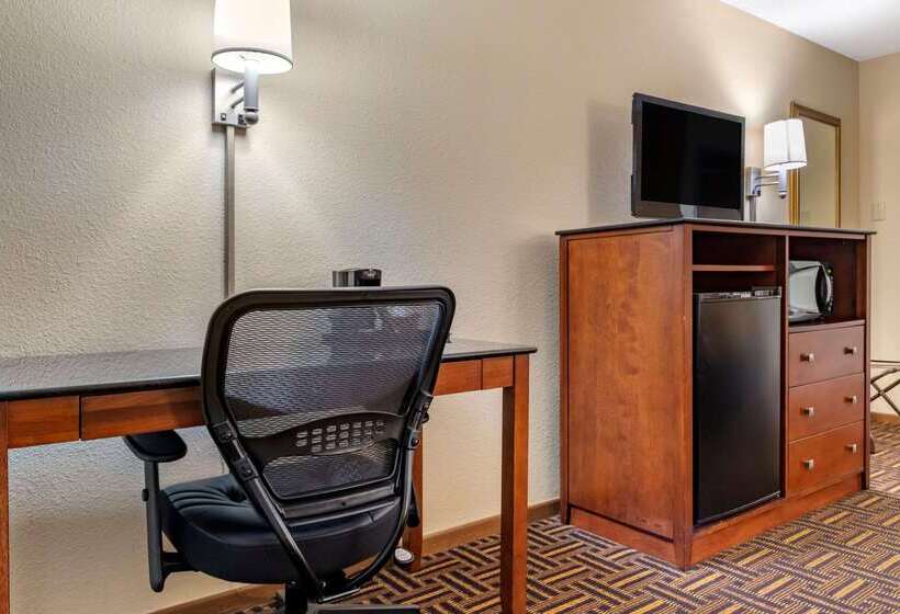 Мотель Coratel Inn & Suites By Jasper River Falls