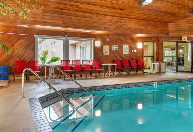 Мотель Coratel Inn & Suites By Jasper River Falls